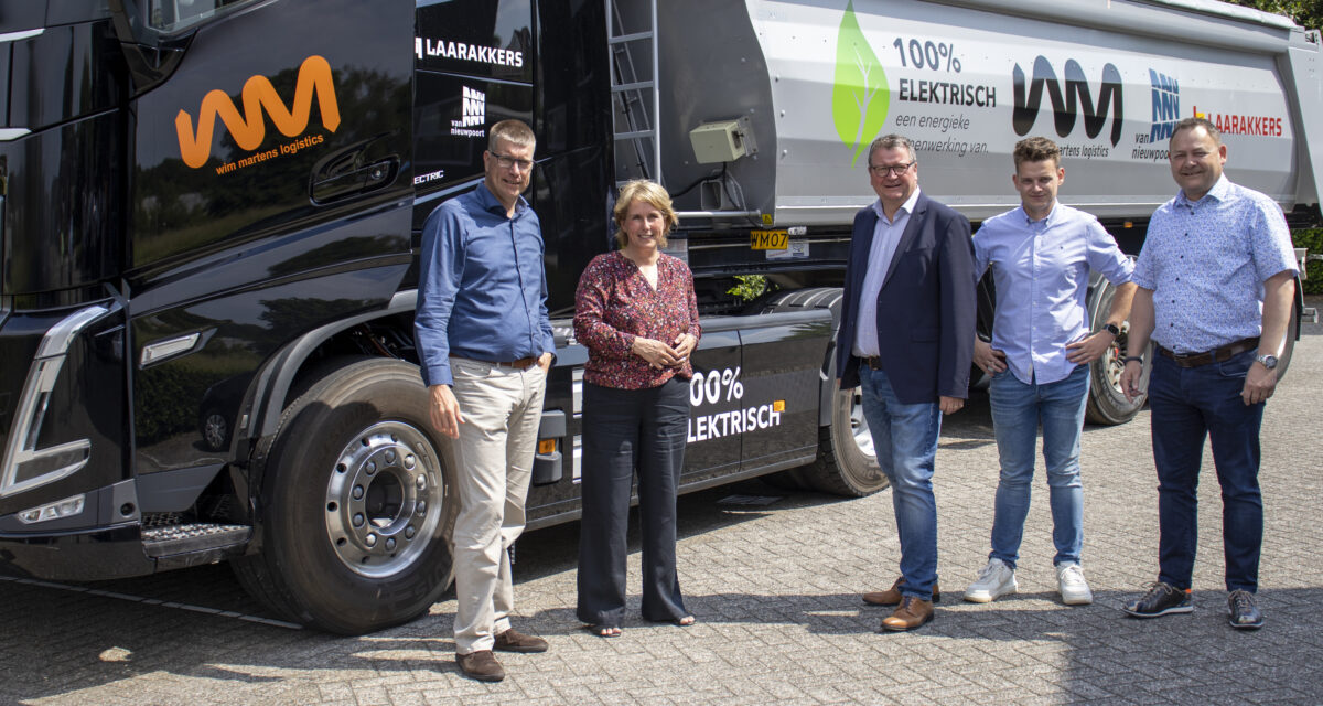Wim Martens Logistics präsentiert den ersten E-LKW im niederländischen Land van Cuijk der Beigeordneten, dem Bürgermeister von Weeze und der Presse