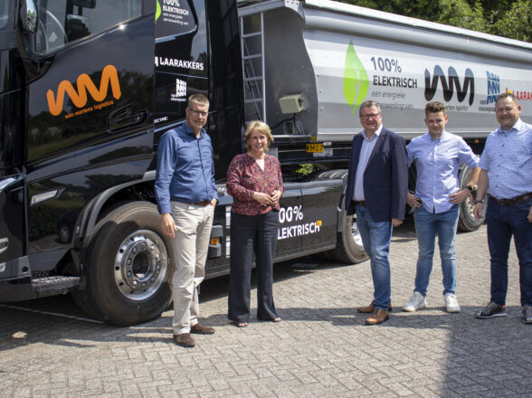 Wim Martens Logistics präsentiert den ersten E-LKW im niederländischen Land van Cuijk der Beigeordneten, dem Bürgermeister von Weeze und der Presse